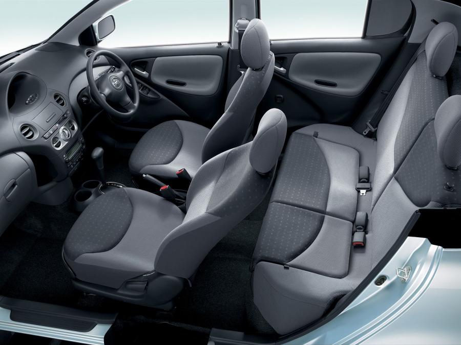  Toyota Vitz U L Package 2002 года  (фото 3 из 3)